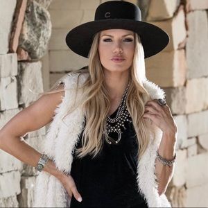 Charlie 1 horse Stage Coach black felt, flat brim hat size 7 1/8.